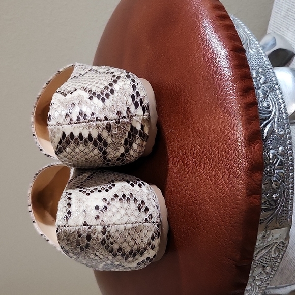 DOLLHOUSE FLAT FAUX SNAKE SKIN SHOES W/BRASS TOE GUARD SZ 7.5 - Picture 4 of 9